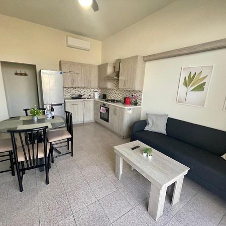 Seafront Apartment With Balcony Overlooking Marina Għajnsielem Extérieur photo