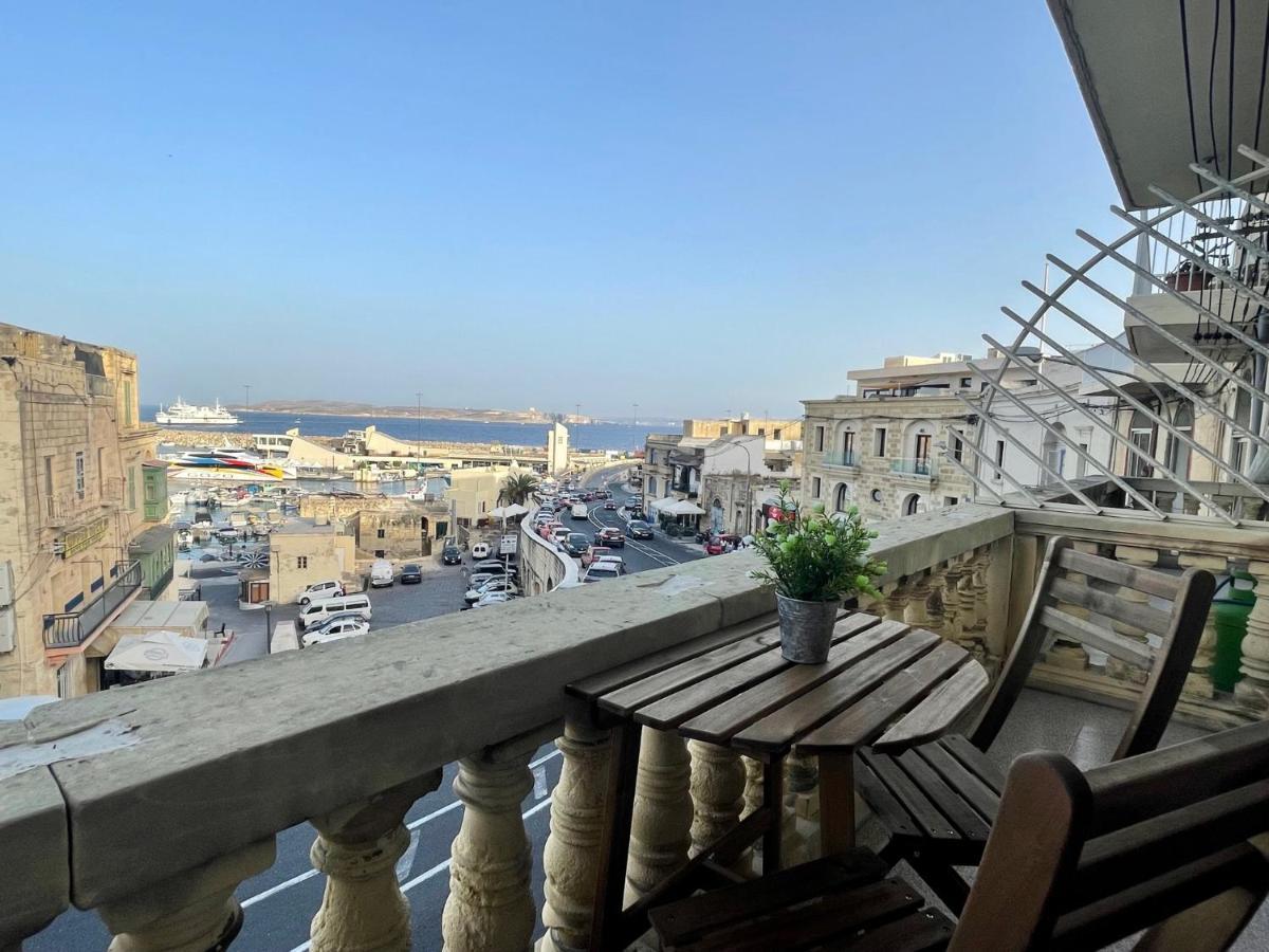 Seafront Apartment With Balcony Overlooking Marina Għajnsielem Extérieur photo