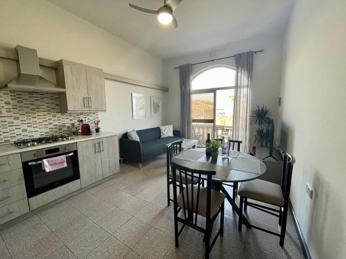 Seafront Apartment With Balcony Overlooking Marina Għajnsielem Extérieur photo