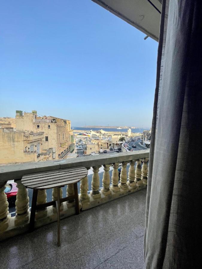 Seafront Apartment With Balcony Overlooking Marina Għajnsielem Extérieur photo